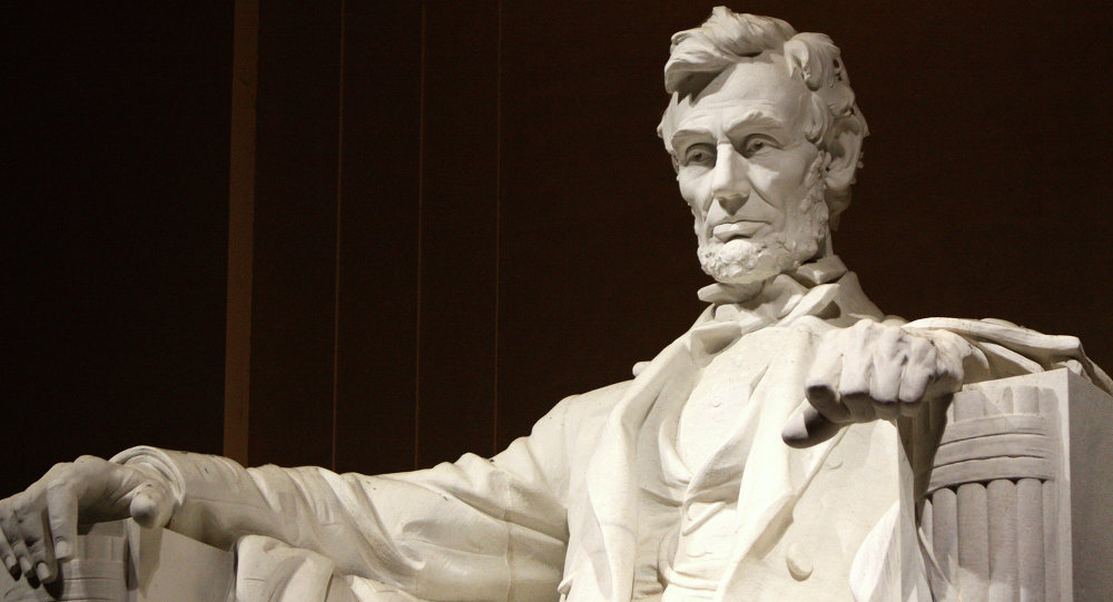 Фотографии: статуя Линкольна в Сан-Франциско подверглась вандализму на фоне тщательного расследования наследства президента