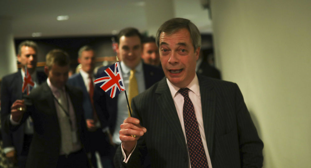 Лидер Brexit Фарадж считает, что Великобритания должна была покинуть ЕС без сделки в 2016 году — Видео