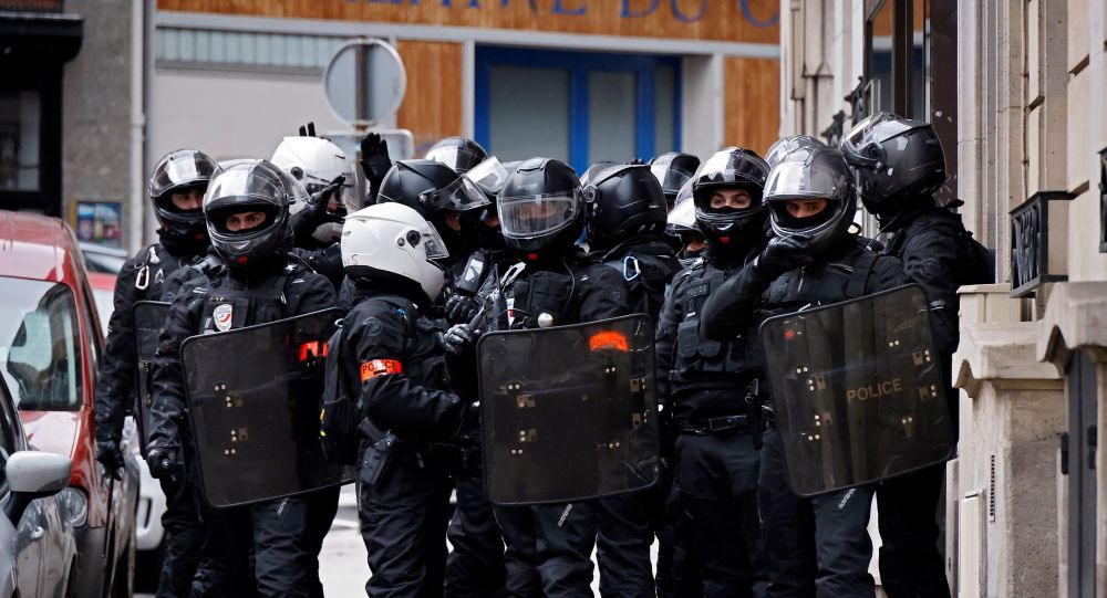 Министр внутренних дел Франции призывает поддержать полицию в связи со скандальными изображениями беспорядков