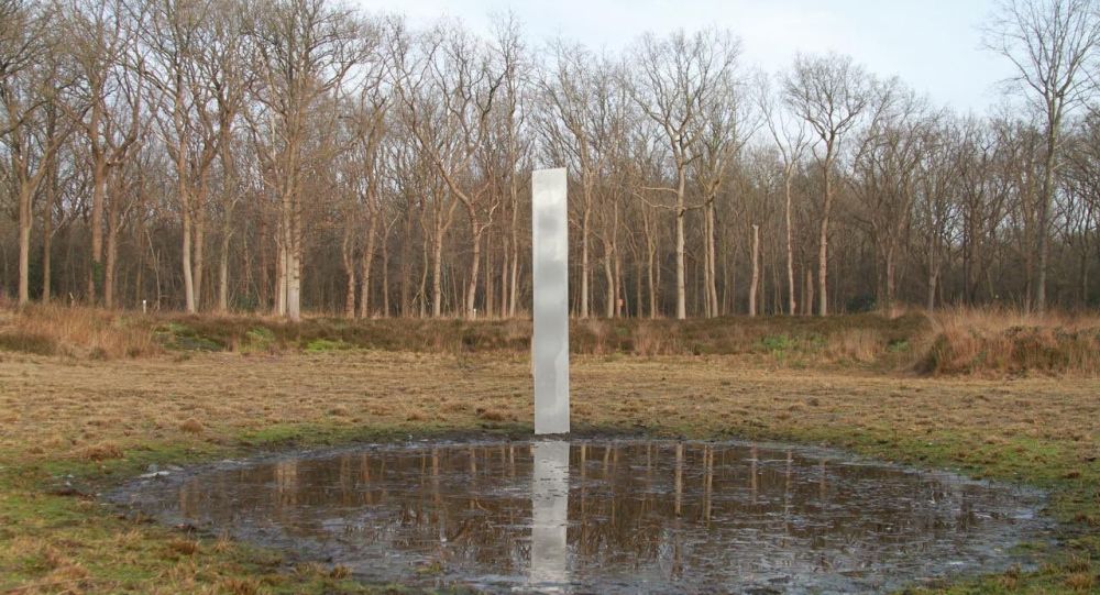 Монолит появляется в Нидерландах, добавляя загадки «вторжения» в металлических памятников по всему миру