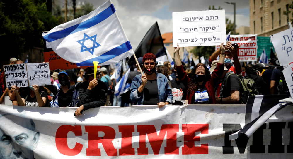 По сообщениям, тысячи людей протестуют перед резиденцией Нетаньяху в Иерусалиме