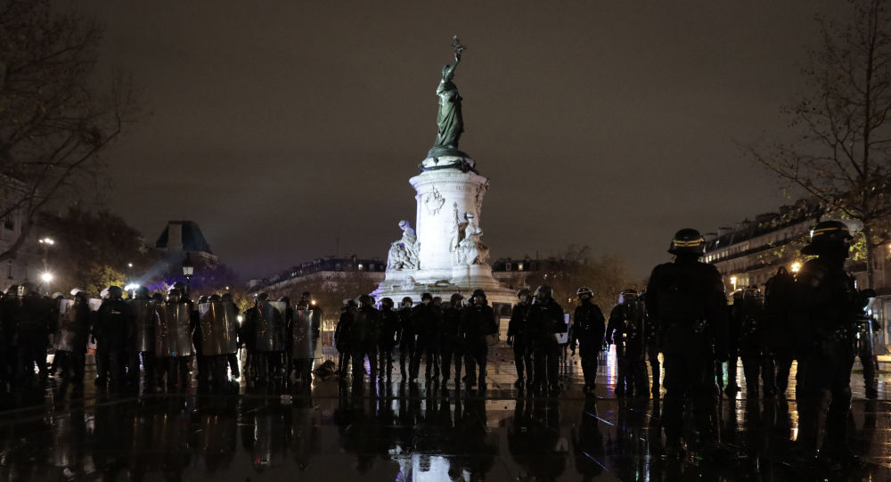 Полиция Парижа приказывает протестующим покинуть площадь Плас-де-ла-Републик, поскольку беспорядки продолжаются