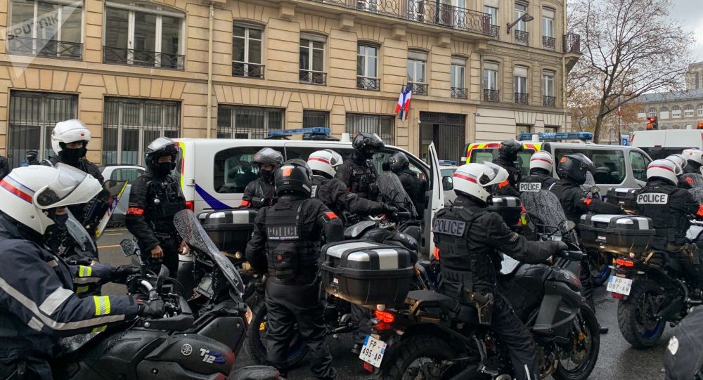 Полиция применила водометы против протестующих в Париже, более 100 человек задержаны