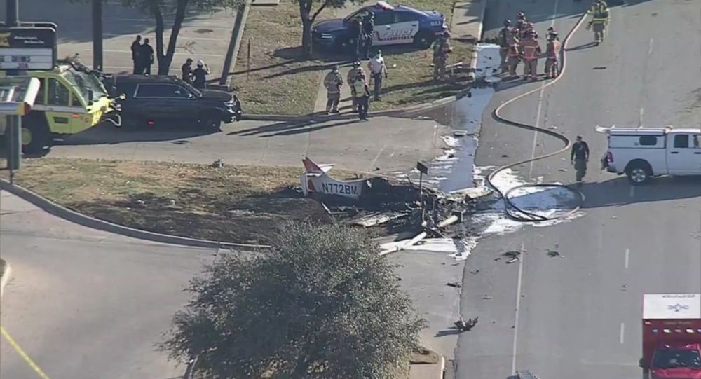 Небольшой самолет разбился на дороге возле ресторана в Техасе, сообщения о жертвах