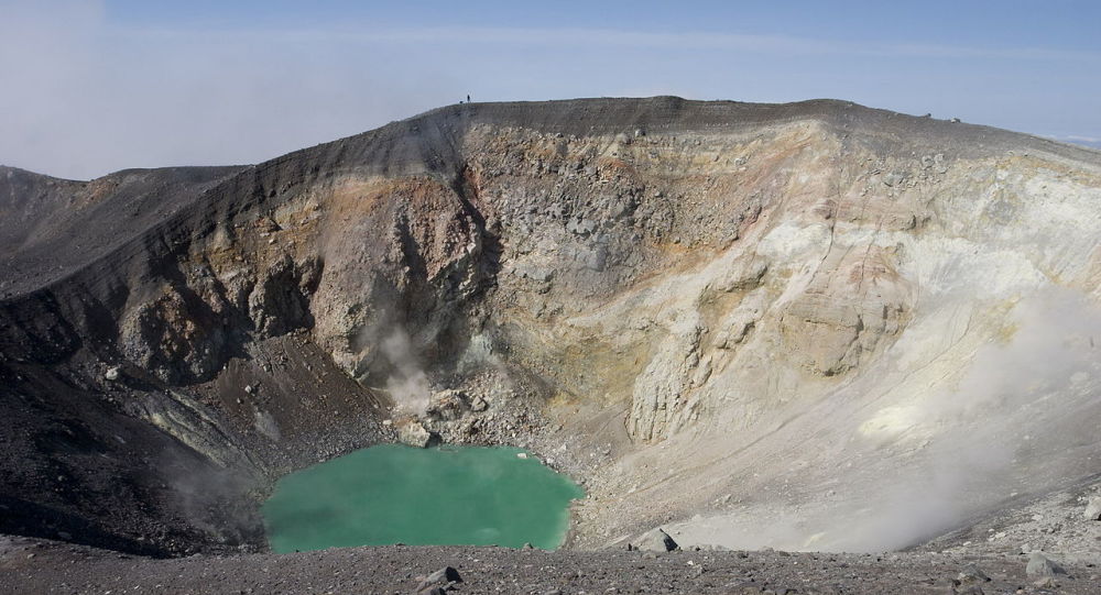 Вулкан Эбеко на Курильских островах России извергает пепел на 1,2 мили
