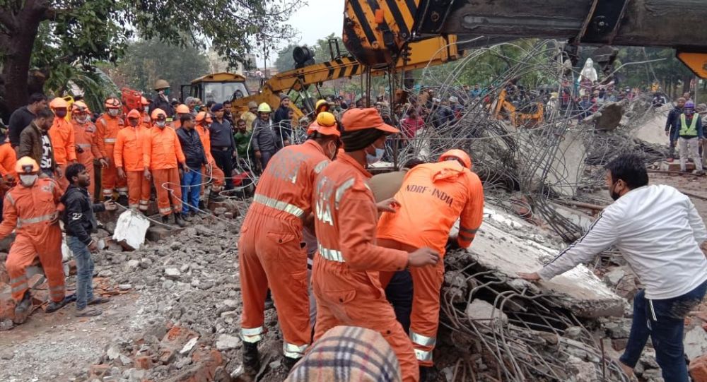 17 человек погибли, несколько человек получили ранения в результате обрушения крыши крематория в Индии — Видео
