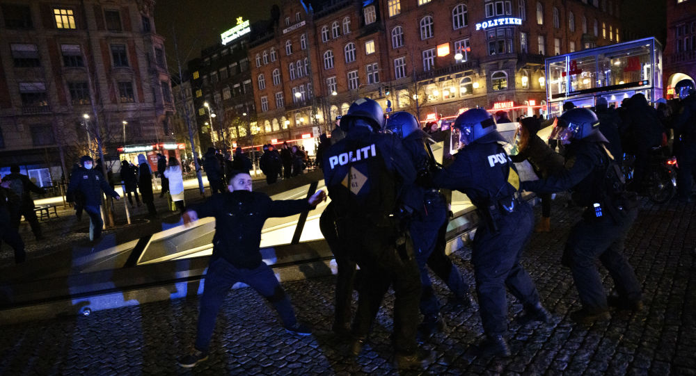 Десятки арестованных, поскольку датские демонстрации по борьбе с изоляцией людей перерастают в насилие на фоне планов по распространению паспортов COVID