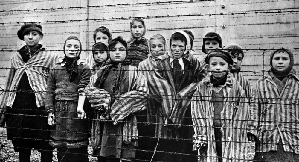 Фотографии: Teespring вытягивает с места торговую марку ‘Camp Auschwitz’ после одежды, которую носил бунтарь Капитолия