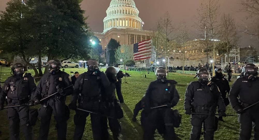 Напряжение в округе Колумбия стихает после штурма протестующих Капитолий США и столкновений с полицией — Видео