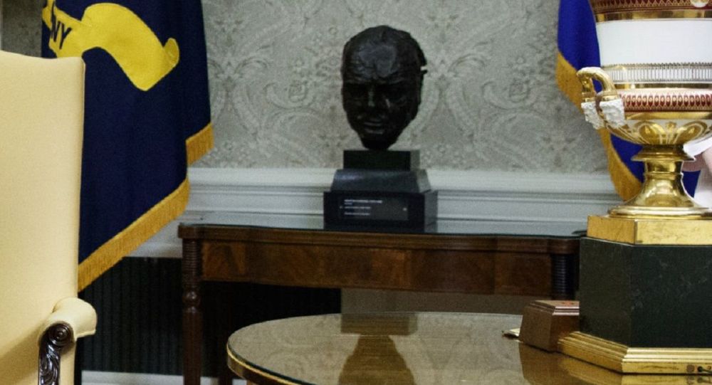 «Особые отношения — это люди»: администратор Байдена защищает удаление бюста Черчилля из Овального кабинета