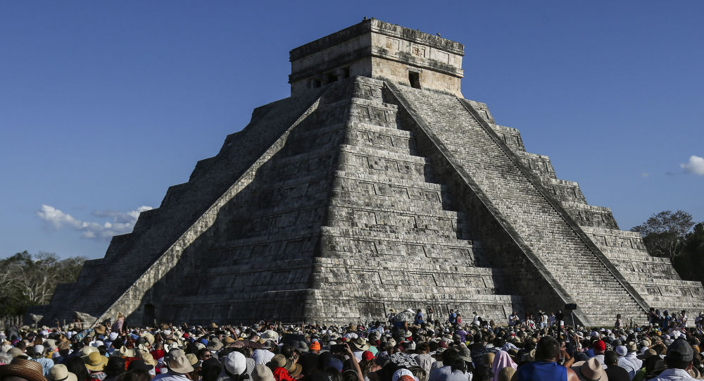 Полицейские задержали туриста после восхождения на пирамиду майя — видео