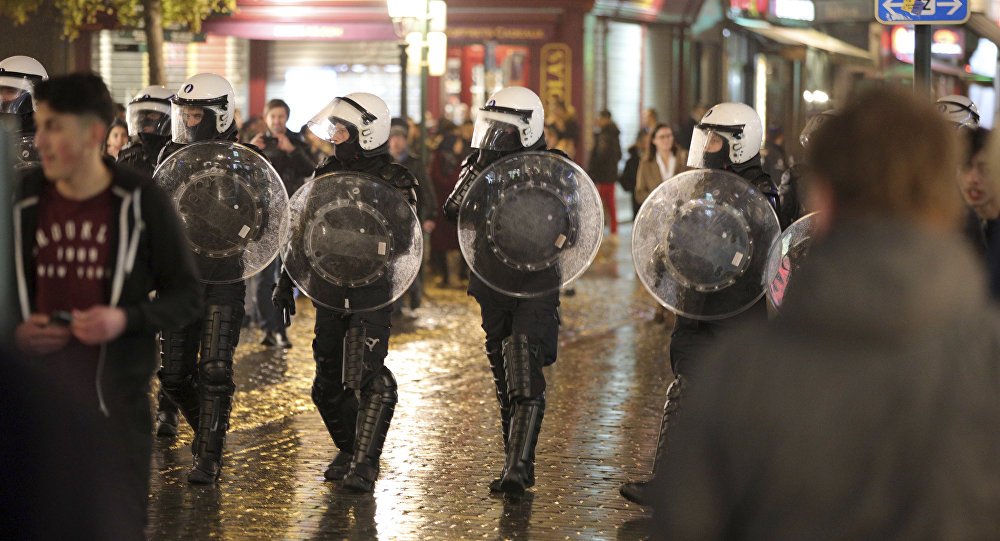 Полиция Брюсселя подавила митинг против строгих мер против COVID