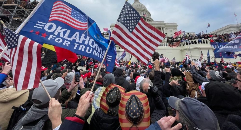 Ситуация в Вашингтоне, округ Колумбия, после того, как протестующие против Трампа нарушили Капитолий США