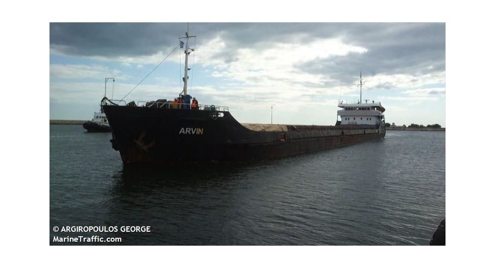Видео о том, как грузовой корабль Arvin ломается пополам в водах Турции, опубликовано в Интернете