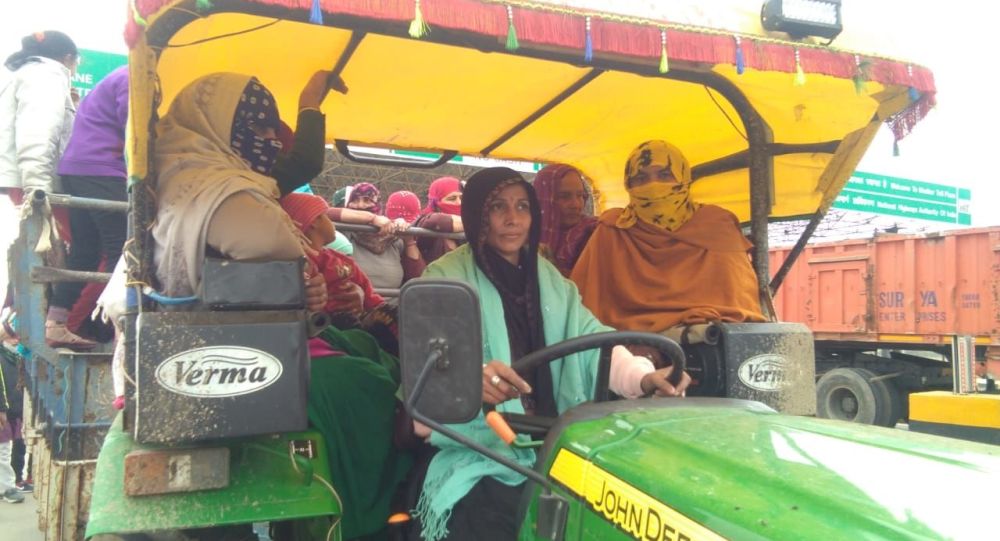 Женщины садятся за руль фермеров, устраивающих крупнейший митинг тракторов в штурме Дели