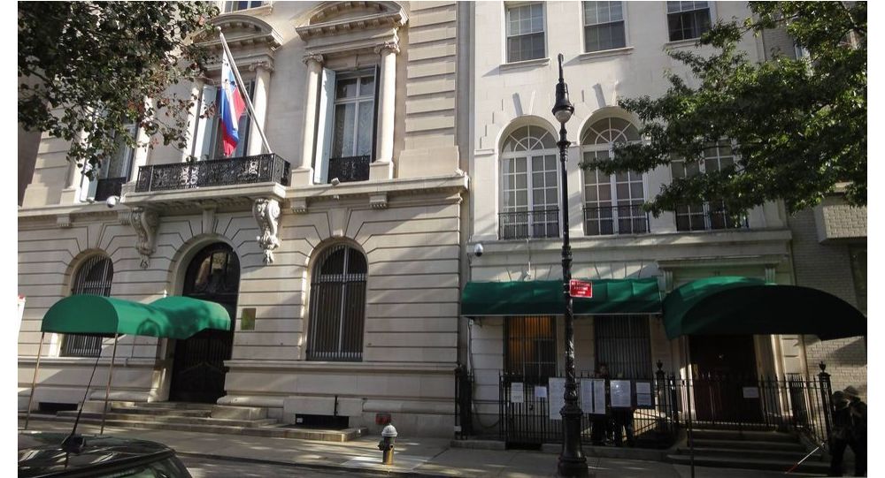 Консульство России в Нью-Йорке просит Госдепартамент обеспечить безопасность после того, как кто-то окрасил фасад краской