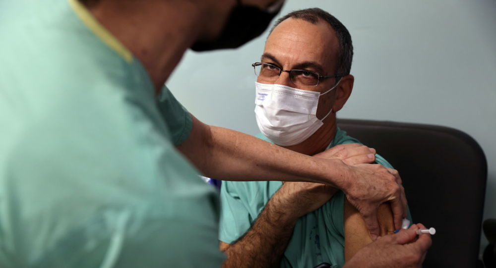 Официальный представитель здравоохранения Израиля заявил, что каждый десятый человек, зараженный коронавирусом, все еще может быть инфицирован