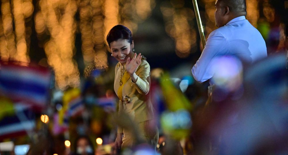 « Пропавшую » жену тайского короля заметили на публике после скандала из-за просочившейся обнаженной женщины королевской госпожи
