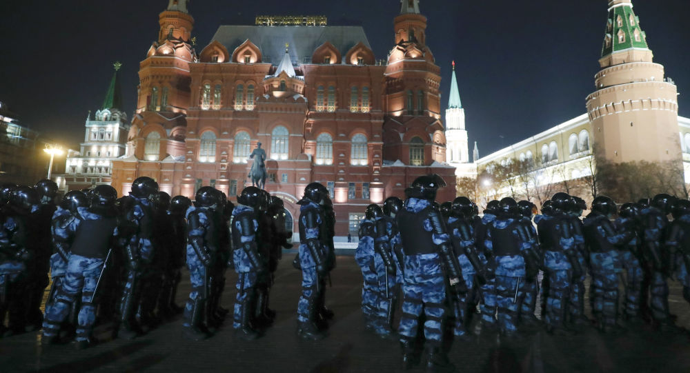 Российские правоохранительные органы пресекают несанкционированные акции протеста в центре Москвы, утверждает источник