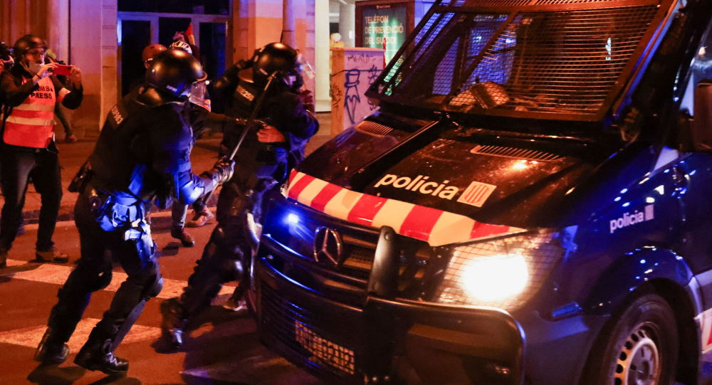 Столкновение протестующих с полицией в Барселоне, произведено несколько арестов — Видео