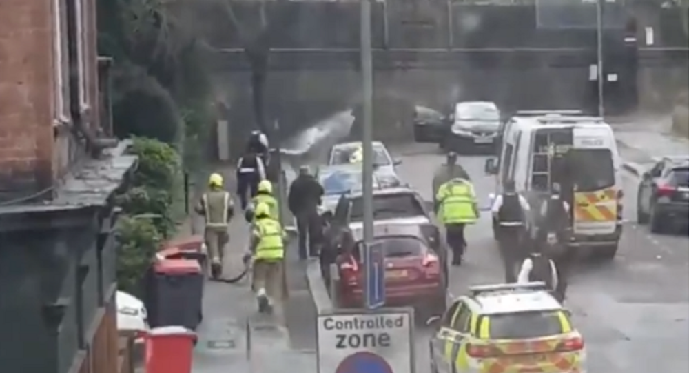 Подозреваемый арестован после того, как бросил бомбу с бензином в полицию возле лондонской синагоги