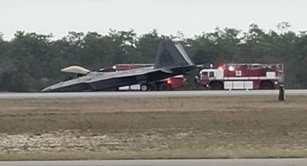 Американский F-22 царапает землю при приземлении … снова