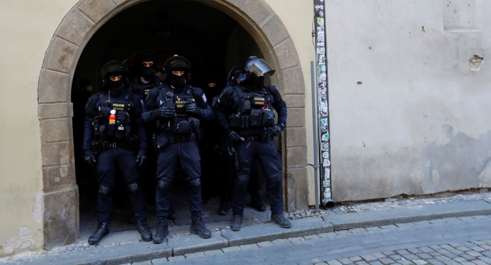 Чешская полиция задержала человека из-за угроз смерти должностным лицам за наложение ограничений на COVID-19