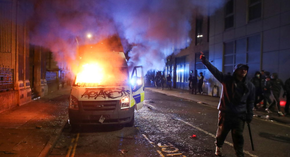 Два полицейских доставлены в больницу из-за столкновения протестующих с полицией в Бристоле — Видео