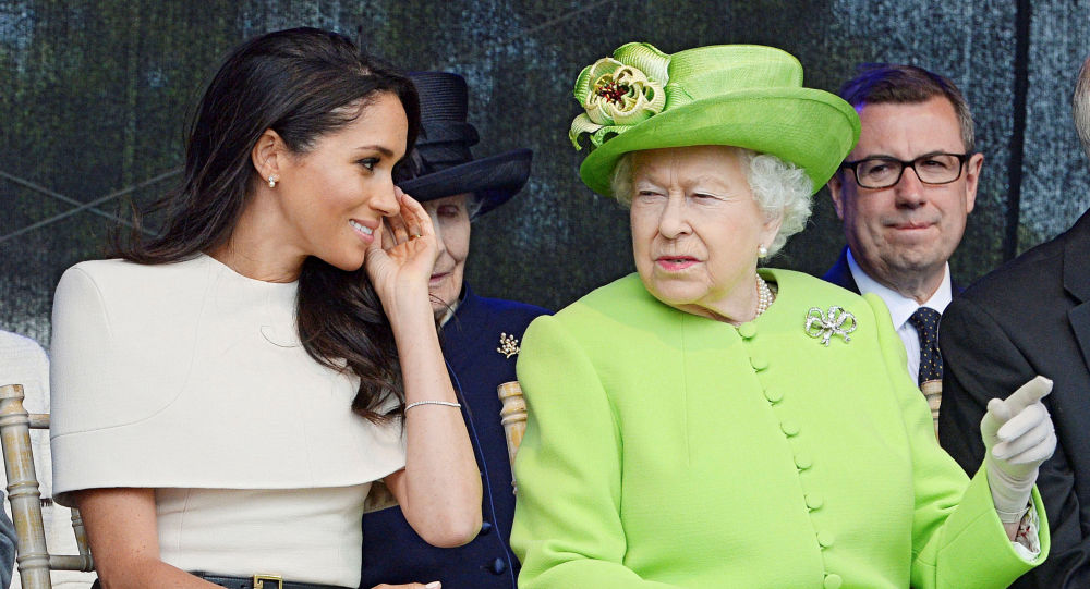 Королева, как сообщается, выпускает «трехстрочный кнут», чтобы помешать Дворцу обсуждать откровение Гарри и Меган
