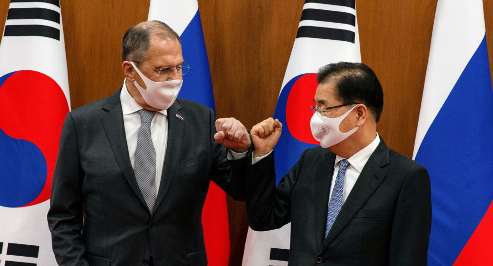 Министр иностранных дел Южной Кореи хочет обсудить вопросы Корейского полуострова с Лавровым