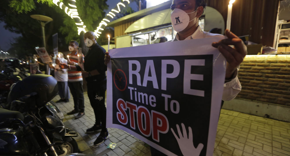 «Не моя Индия»: возмущение, когда жертва изнасилования связана, вынуждена идти со своим предполагаемым нападавшим