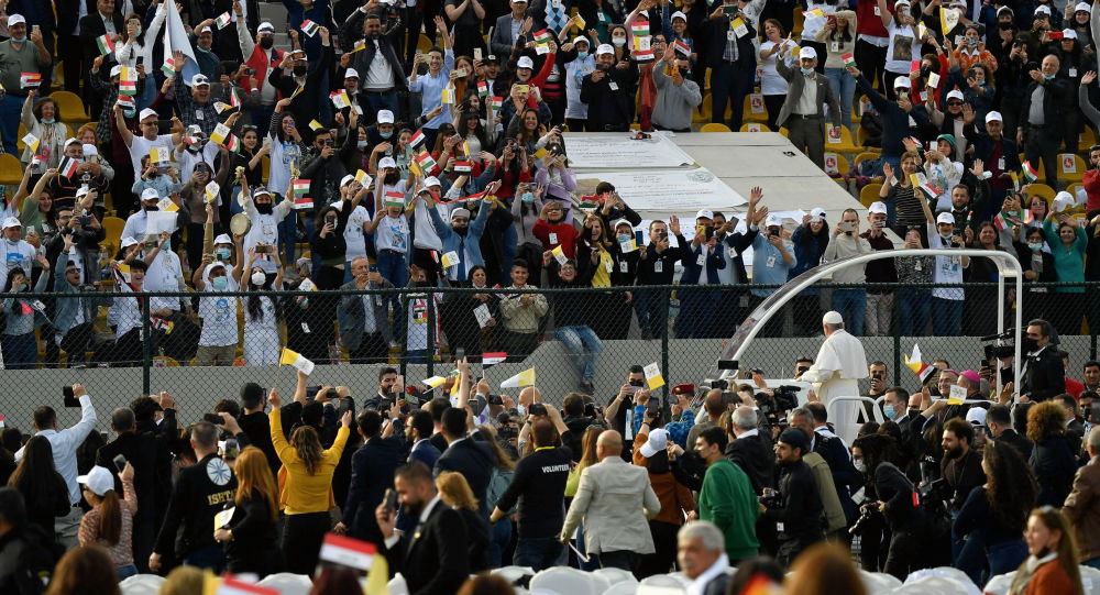Папа Франциск говорит, что Бог «позаботится о людях» после проведения мессы в 10 000 человек в условиях пандемии