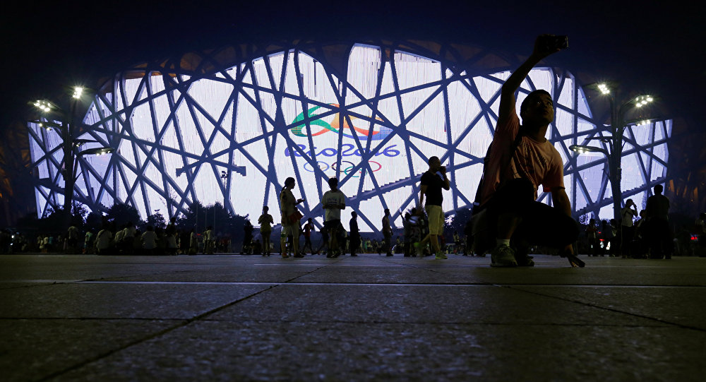Пекинское олимпийское птичье гнездо темнеет до наступления Часа Земли 2021 года