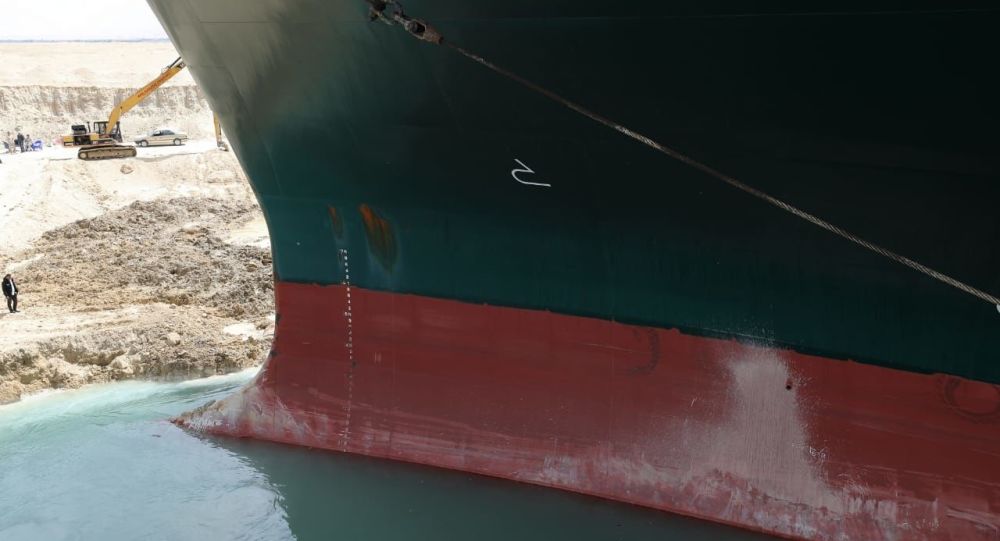 По словам источника, попытка снять с мели судно, заблокировавшее Суэцкий канал, не удалась, усилия будут продолжены в воскресенье