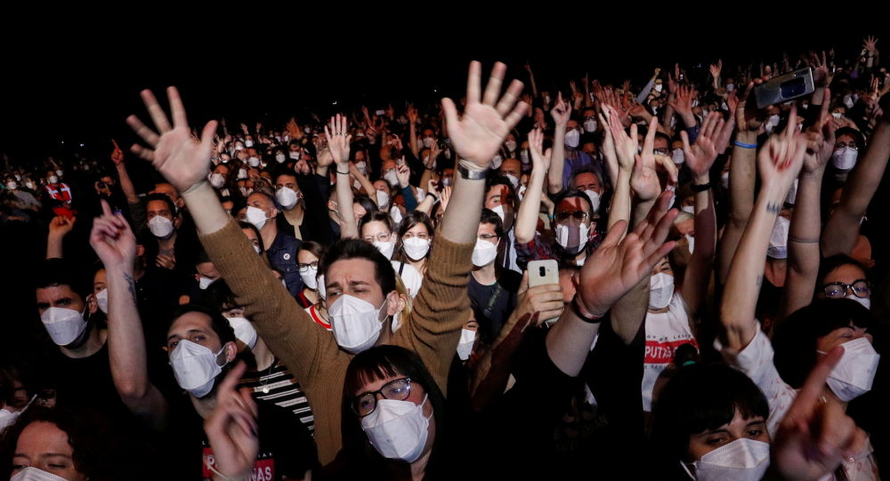 Рок-концерт в Барселоне привлекает 5000 зрителей на фоне пандемии COVID-19