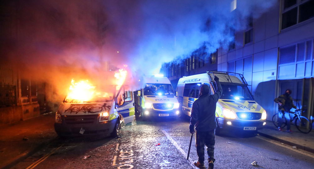 Сигнальные ракеты и фейерверки, использованные против конной полиции по охране общественного порядка в Бристоле, стали свидетелями третьего протеста «Убейте законопроект»