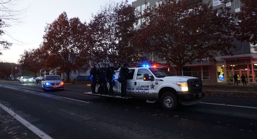 «Сильно вооруженные» протестующие разбивают окна автомобилей в Капитолии штата Орегон