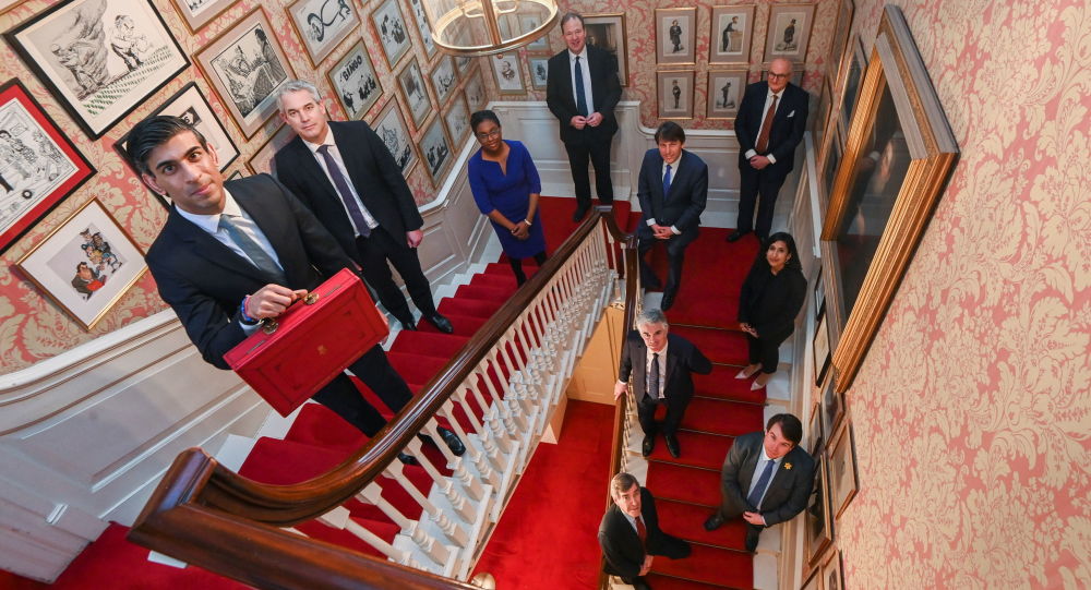«Странное» фото команды Министерства финансов Великобритании поднимает вопросы о «невидимом кресле» и росте канцлера