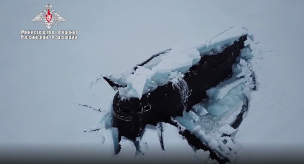 Три российских атомных подводных лодки впервые в истории одновременно всплывают из-подо льда в Арктике — Видео