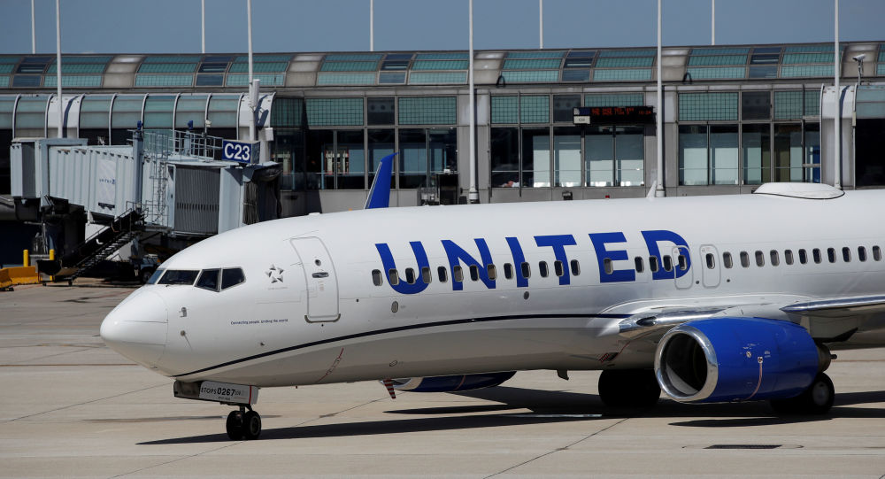Самолет United Airlines эвакуирован после того, как подросток отправил фото пистолета пассажирам на борту через бесплатную раздачу