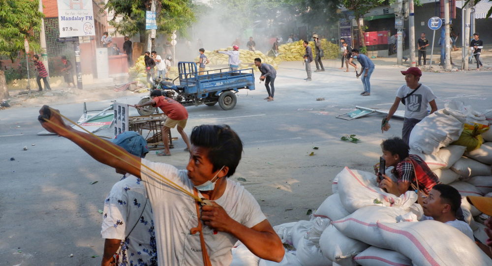 В результате подавления протестов против переворота в Мьянме погибло почти 40 человек — группа за права