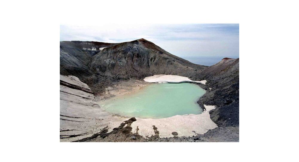 Вулкан на Курильских островах России извергает два столба пепла за один день — Фото