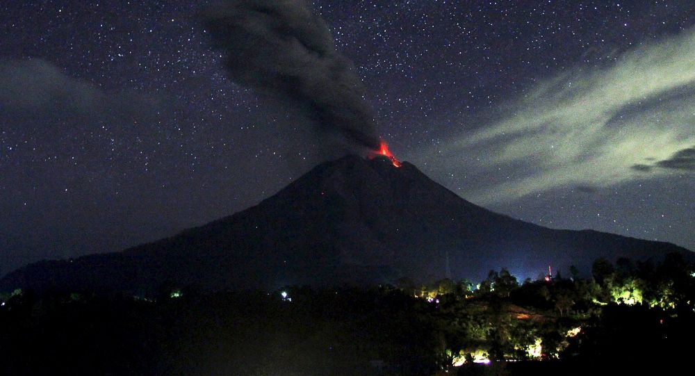 Вулкан Синабунг в Индонезии извергает в небо почти трехмильный столб пепла