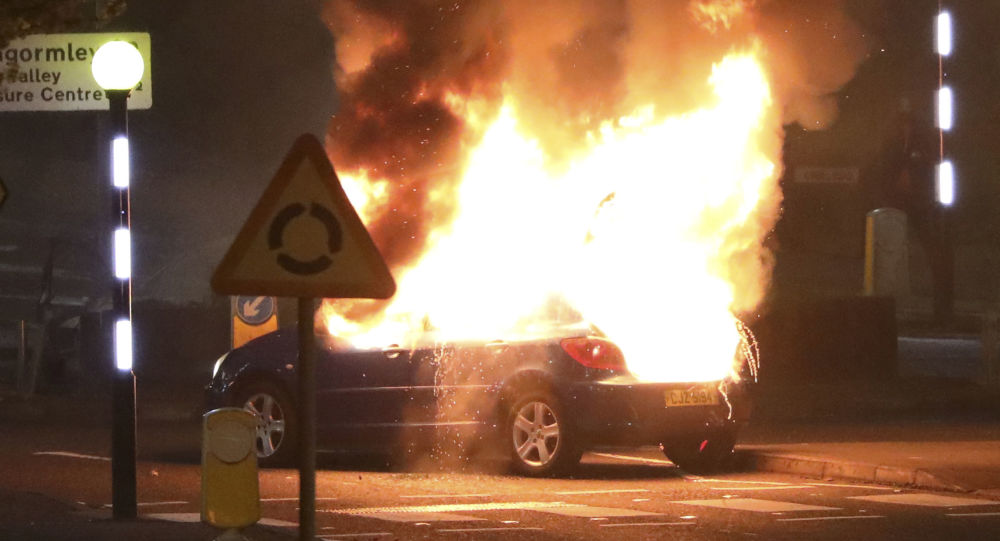 Бомбы с бензином и кирпичи брошены в полицию в третью ночь насилия в Северной Ирландии