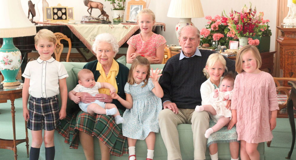 Королевская семья опубликовала фотографии принца Филиппа и королевы Елизаветы II с правнуками