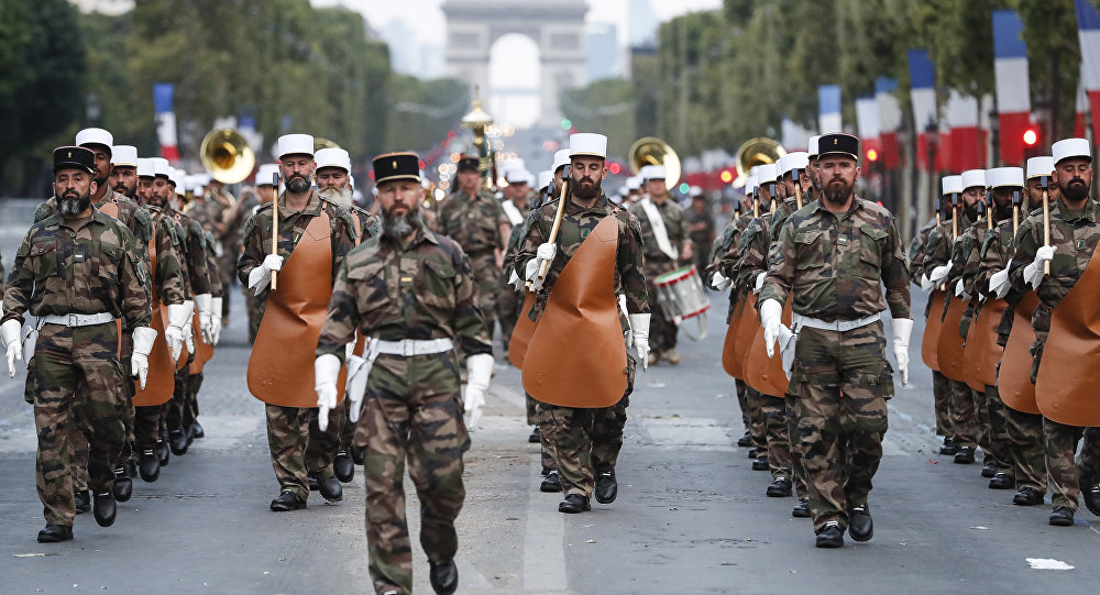 Мэр парижского округа соглашается с генералами, угрожающими захватить контроль в условиях опасности «гражданской войны»