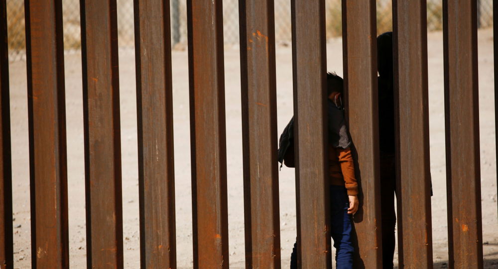 Около 19000 несовершеннолетних без сопровождения взрослых остановились на границе США и Мексики в марте на фоне стремительно развивающегося кризиса