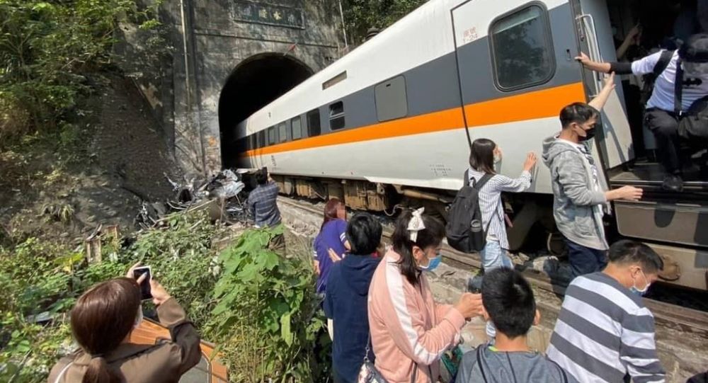 Пассажирский поезд сошел с рельсов на востоке Тайваня, погиб один человек — отчеты