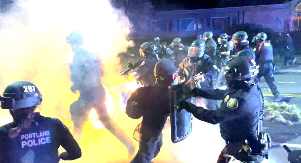 Протестующие в Портленде подожгли Apple Store и громят местные предприятия