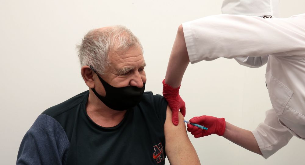 Российские вакцины защищают от всех известных штаммов COVID-19, утверждает Роспотребнадзор